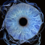 Poza cu irisul ochiului albastru intens cu efect dramatic de fum bluish-transparent flutând în jurul ochiului, fotografie macro high-end