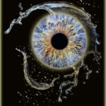 Tablou de arta din irisul ochiului - iris albastru cu nuante portocalii si efect apa cu stropi dinamici, fotografie macro profesionala 4K